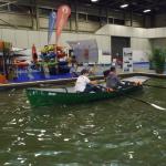 Ruderer lassen das Wasserbecken kochen Boot und Fun 2013