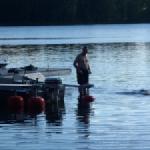 Erwachsene beim Baden Hafen Levälhti Finnland 2014