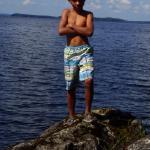 Jonathan auf Felsen bei der Badepause 2014