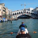 ruderboot vor der rialto bruecke venedig 2014