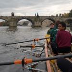 Ruderboot unter der Karlsbruecke Moldau 2016