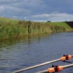 Ruderboote unter dem Deich Holland 2017