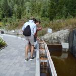 Kinder spielen am Telemarkkanalmodell 2018