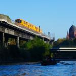 Ruderboot unter der Hochbahn in Kreuzberg Wiking 2018