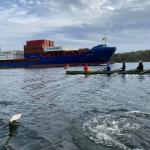 Ruderboot mit Containerfrachter 2020