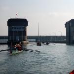 Sechs Ruderboote in der Schleuse Ottensheim Donau 2021