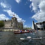 Berliner Innenstadt Ruderboote vor dem Reichstag