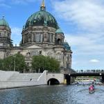Berliner Innestadt Ruderboote vor dem Berliner Dom 2022