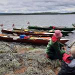 Vier Inrigger Ruderboote am Steg Inari 2022