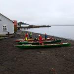 Island Nordfjord Neskaupstadur Inrigger Ruderboote am schwarzen Strand 2022