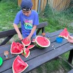 Timo mit großem Messer beim Melone schneiden Trebbel 2022