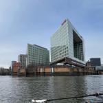 Ruderboot vor dem Spiegel Elbe 2023
