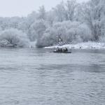 Ruderboote in Schneelandschaft Elbe 2023