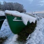 Ruderboote in Torgau im Schnee Elbe 2023