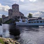 Burg Olavlinna mit Rundfahrtsschiff 2023