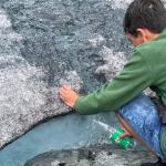 Timo zapft Gletscherwasser 2024