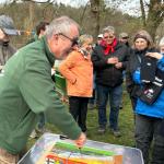 Martin schneidet den Steg Kuchen an 2024