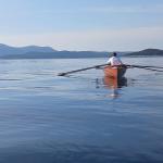 Ruderboot vor der Insel Iz