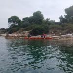 Ruderer machen Pause an einer Insel