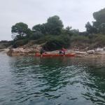 Ruderer machen Pause an einer Insel