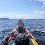 Hannah im Ruderboot Saimaa
