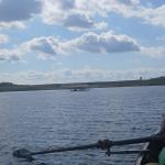 Ruderboot vor der Landebahn Flughafen Kuopio