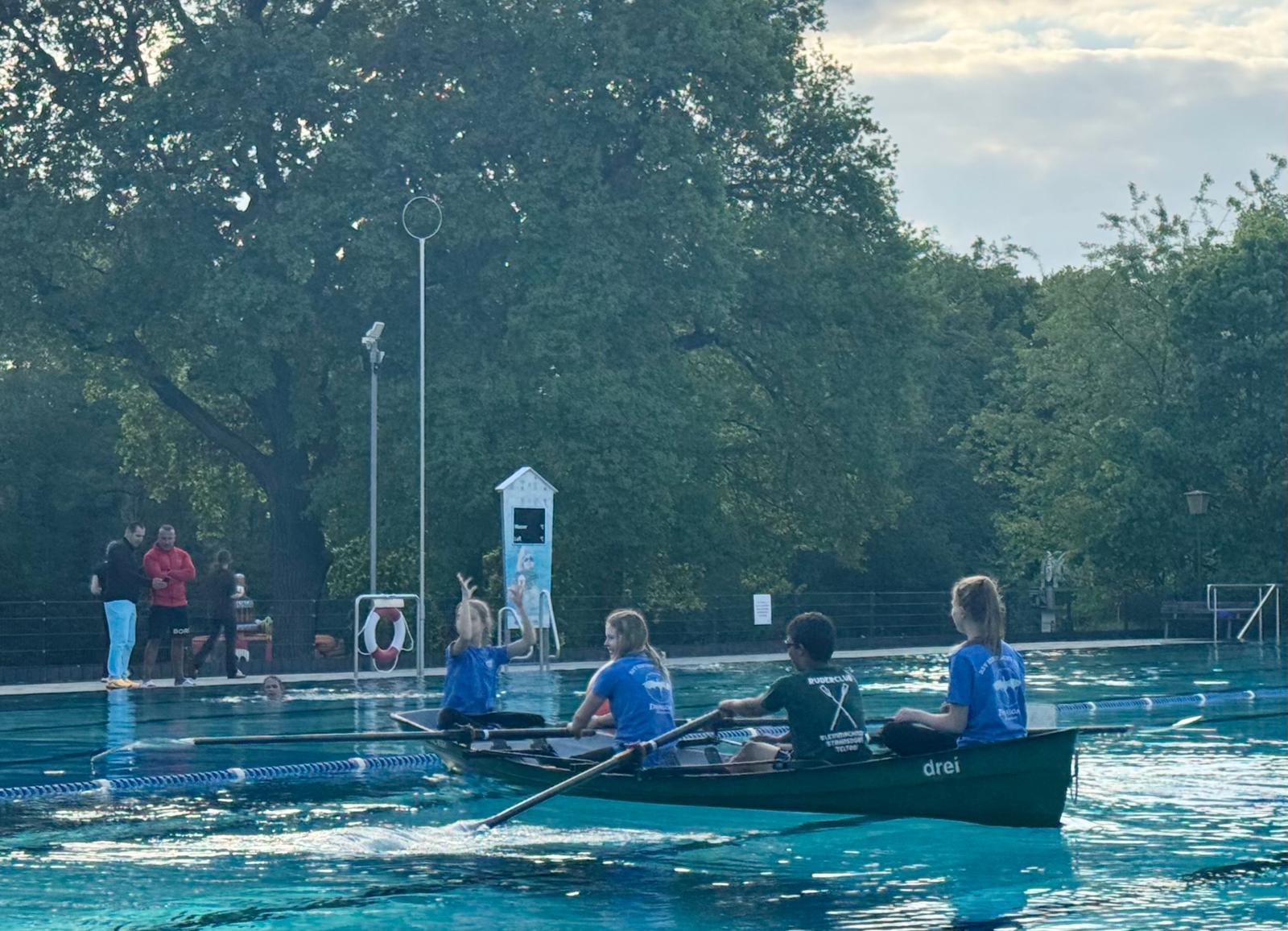 Proberudern im Schwimmbad