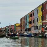 E-Vierer in einer Kanaleinfahrt in Burano