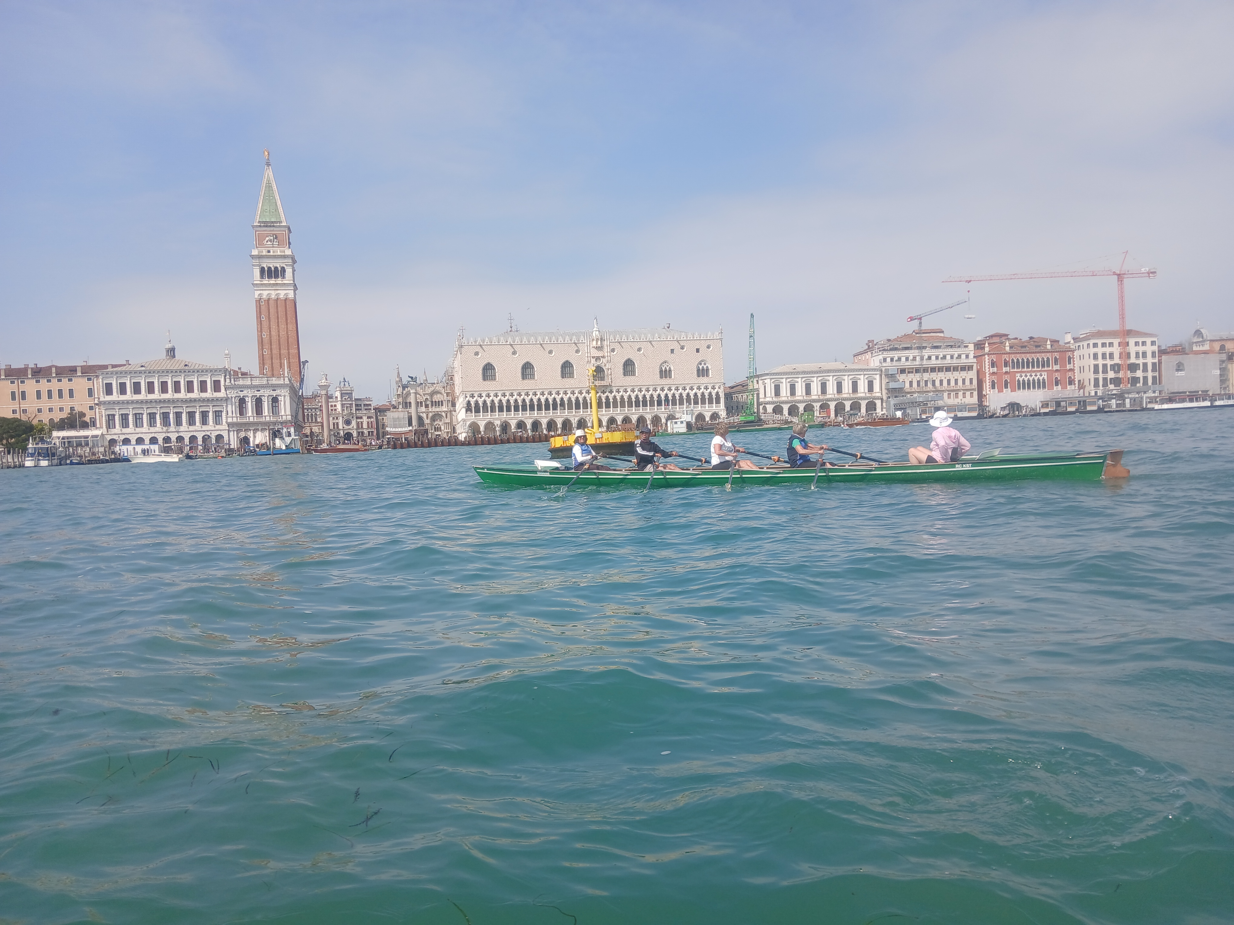 Ruderboot vor dem Markusplatz in Venedig