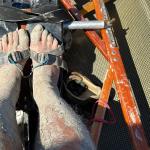 Verschlammte Rudererbeine im Stemmbrett