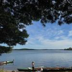 Ruderboote an der Insel