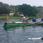 Kinder im Ruderboot