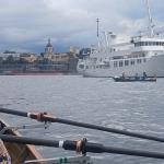 Ruderboot vor dem Stockholmer Theaterschiff