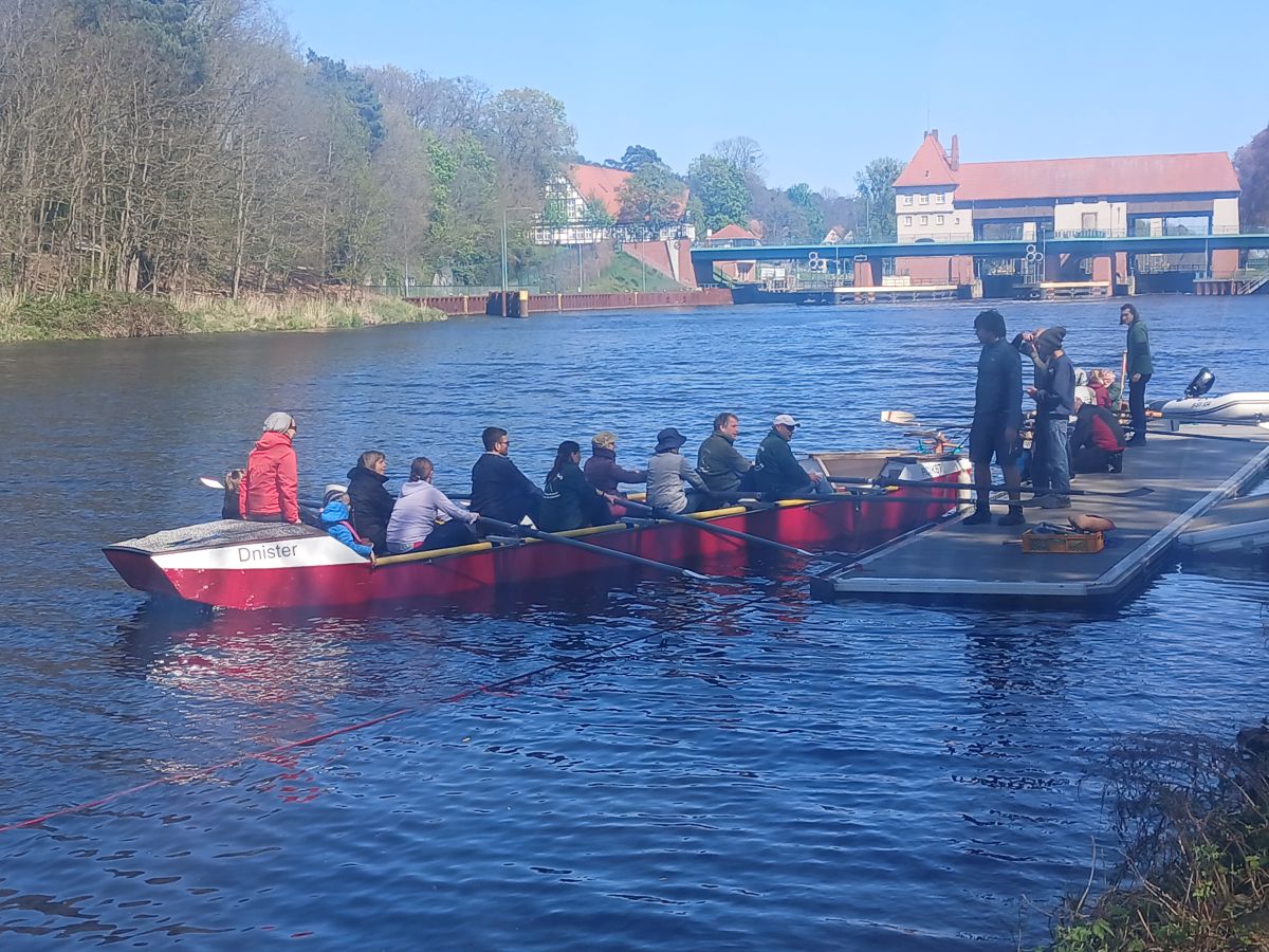 Barke vor der Schleuse